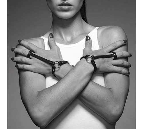 Пара браслетов на запястье и палец Bijoux Indiscrets MAZE Hand Bracelet Harness Black, экокожа
