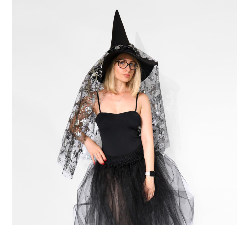 Шляпа ведьмы с вуалью и серебристым принтом – аксессуар для Хэллоуина