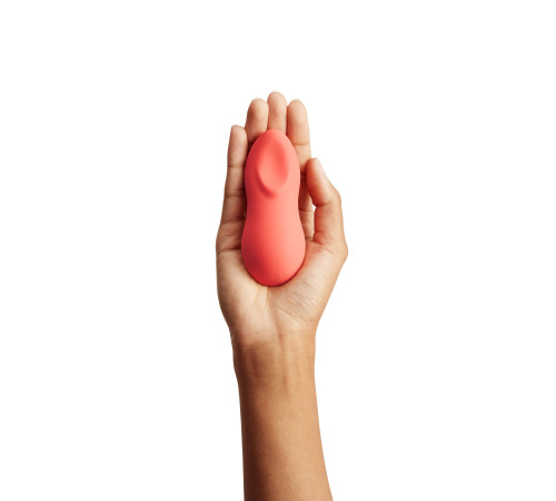 Мощный мини-вибромассажер Touch X Crave Coral by We-Vibe, удобно совмещать с проникающим сексом