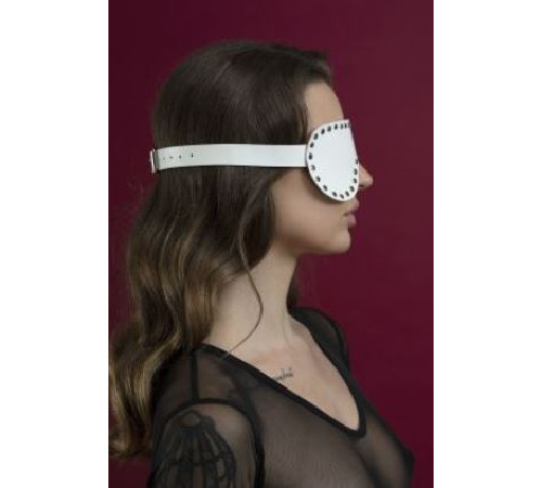 Маска на очі з заклепками Feral Feelings - Blindfold Mask, натуральна шкіра, біла
