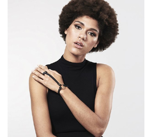 Пара браслетов на запястье и палец Bijoux Indiscrets MAZE Hand Bracelet Harness Black, экокожа