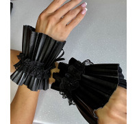 Плісовані манжети-наручники зі шкірозамінника.