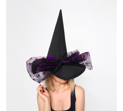 Шляпа ведьмы с большим бантом и пауками — чёрно-фиолетовый аксессуар на Хэллоуин