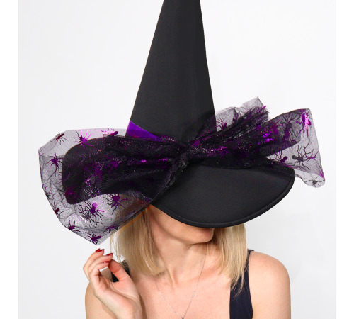 Шляпа ведьмы с большим бантом и пауками — чёрно-фиолетовый аксессуар на Хэллоуин