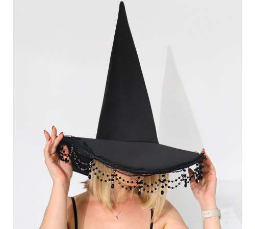 Чорний капелюх відьми з намистинами – готичний аксесуар на Геловін