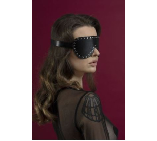 Маска на глаза с заклепками Feral Feelings - Blindfold Mask, натуральная кожа, черная