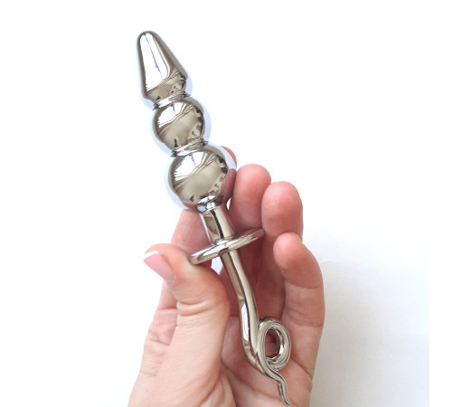 Металева анальна пробка з трьома кульками та металевим хвостиком для стимуляції