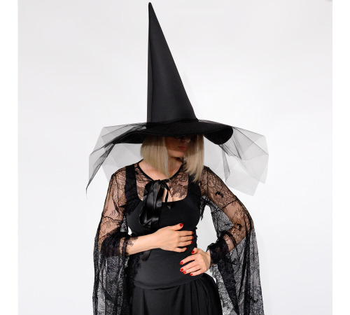 Чёрная ведьминская шляпа с фатиновой вуалью – классический аксессуар на Хэллоуин