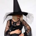Чёрная ведьминская шляпа с фатиновой вуалью – классический аксессуар на Хэллоуин