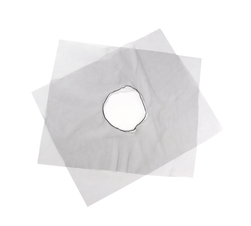 Чёрная ведьминская шляпа с фатиновой вуалью – классический аксессуар на Хэллоуин