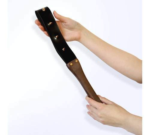 Шлепалка с шипами и деревянной ручкой Art of Sex - BDSM Strong,  натуральная кожа