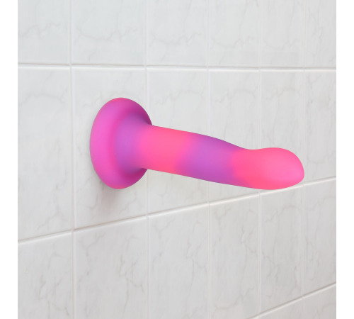 Светящийся в темноте фаллоимитатор ADDICTION Rave 8″ Glow in the Dark Dildo Pink Purple, 20,3 см