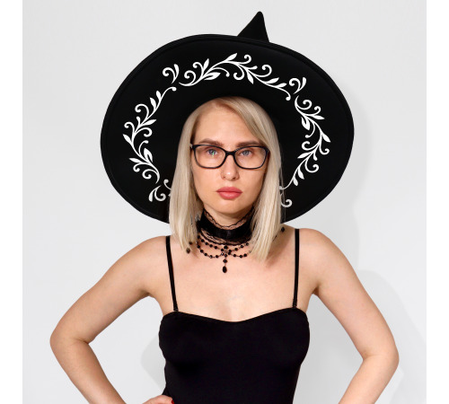 Ведьминская шляпа с белым узором — аксессуар на Хэллоуин