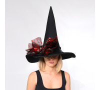 Шляпа ведьмы с вуалью и красной паутинкой – эффектный аксессуар на Хэллоуин