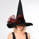 Шляпа ведьмы с вуалью и красной паутинкой – эффектный аксессуар на Хэллоуин
