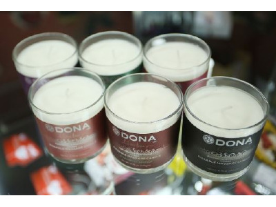 Предлагаем Вам массажные свечи DONA - отличный романический подарок!