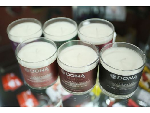 Предлагаем Вам массажные свечи DONA - отличный романический подарок!